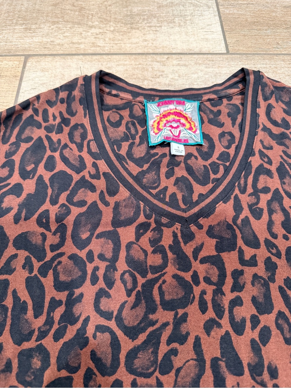 Johnny Was | Women's The Janie Favorite Short Sleeve V-Neck T-Shirt Leopard - Picture 5 of 8